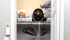 Une buanderie équipée d’un lave-linge, d’un sèche-linge et d’un ventilateur.