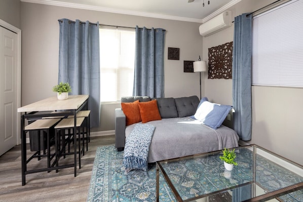 1 chambre, bureau, fer et planche à repasser, lit de bébé portatif
