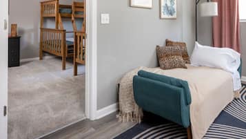 1 dormitorio, escritorio, tabla de planchar con plancha y cuna de viaje