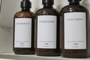 Sèche-cheveux, serviettes fournies