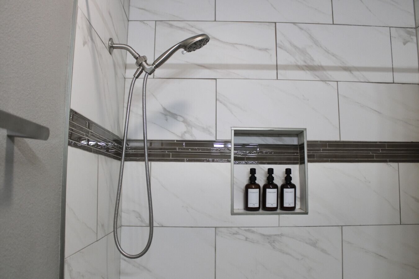 Een haardroger, handdoeken