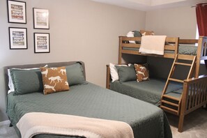 1 dormitorio, escritorio, tabla de planchar con plancha y cuna de viaje