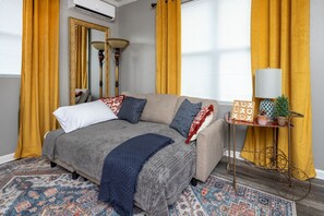 2 habitaciones, escritorio y tabla de planchar con plancha