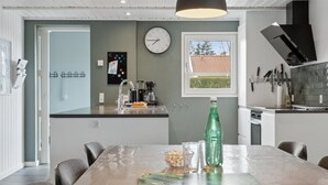 Een moderne keuken met een eethoek.