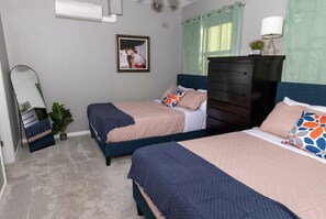 2 Schlafzimmer, Schreibtisch, Bügeleisen/Bügelbrett, Reisekinderbett