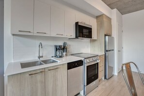 Frigorifero, microonde, forno, piano cottura