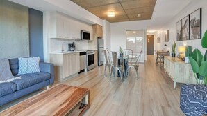 A modern apartment with a kitchen, dining area, and living room. - Brand New 1-Bedroom in Ottawa`s Trendy Sandy Hills (Ottawa)