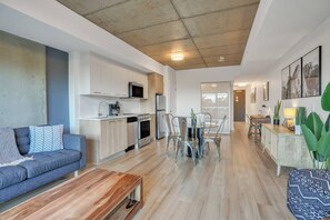 A modern apartment with a kitchen, dining area, and living room. - Brand New 1-Bedroom in Ottawa`s Trendy Sandy Hills (Ottawa)