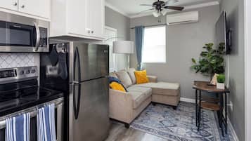 Frigorifero, microonde, forno, piano cottura