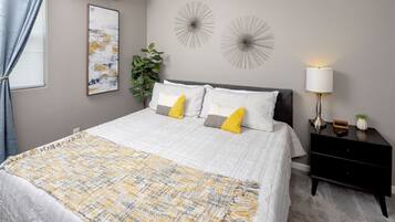 1 camera, una scrivania, ferro/asse da stiro, culla da viaggio