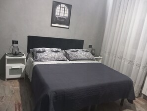 1 quarto, ferros/tábuas de passar roupa, berço de viagem