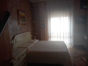 1 slaapkamer, een bureau, een strijkplank/strijkijzer, reisbedje