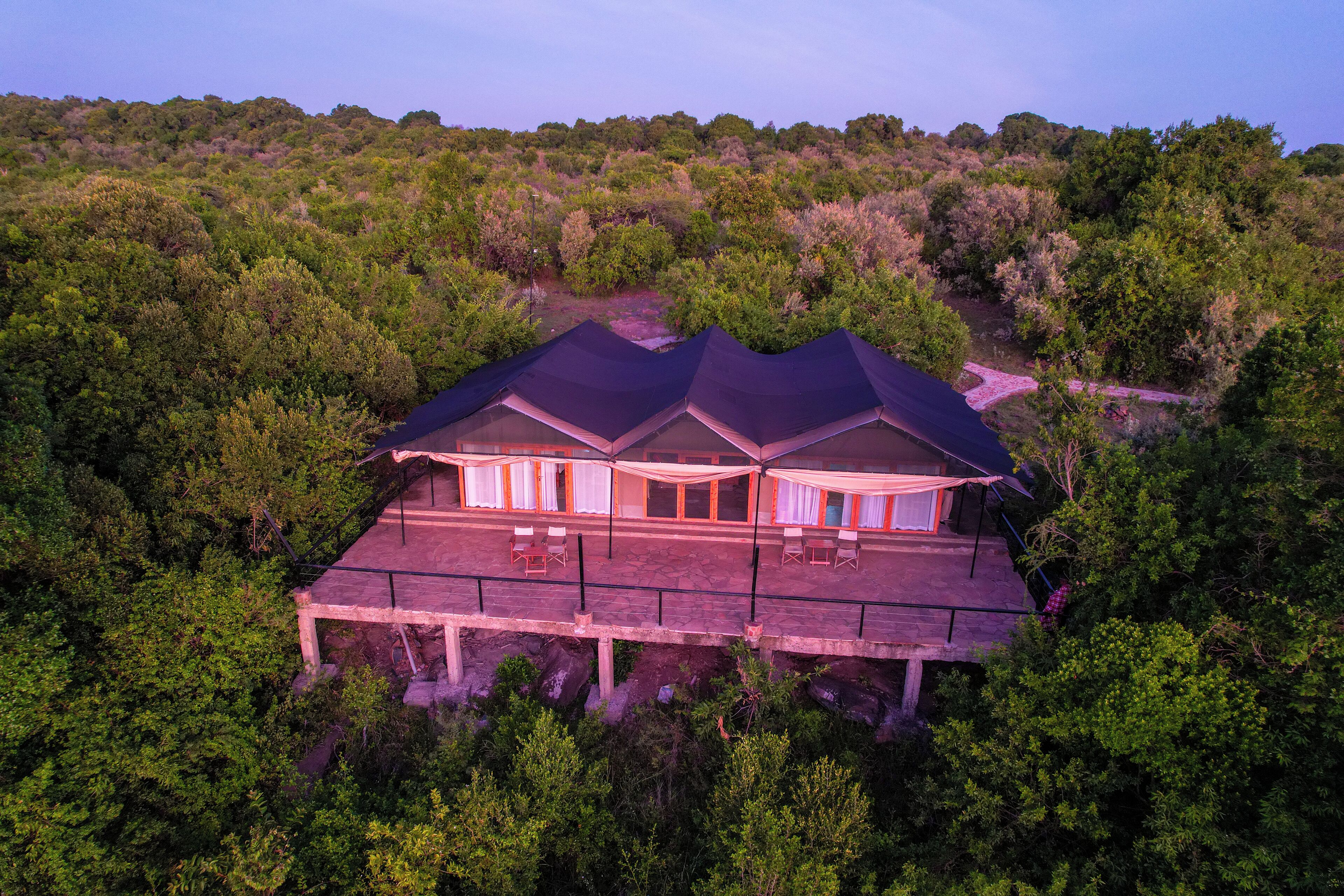 Familietelt, dalutsikt | Skrivebord, skrivebord for bærbar PC og blendingsgardiner