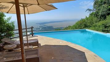 Een bureau, een laptopwerkplek, verduisterende gordijnen