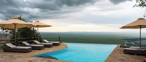 Una piscina techada, una piscina al aire libre