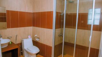 Family Quadruple Room, Park View | Bathroom