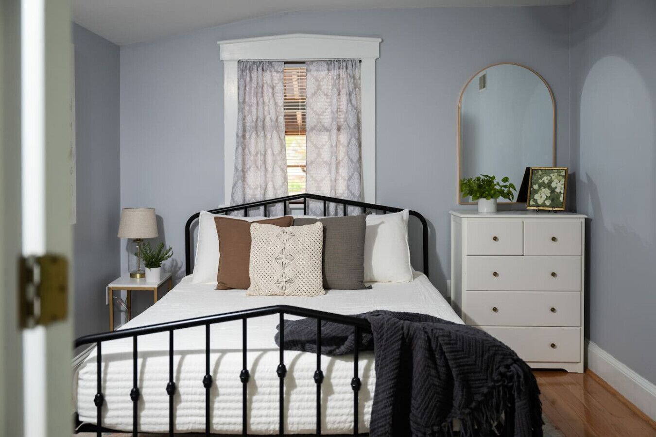 2 habitaciones, escritorio y tabla de planchar con plancha 