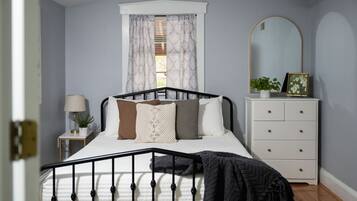 2 habitaciones, escritorio y tabla de planchar con plancha