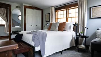 2 bedrooms, desk, iron/ironing board, travel crib