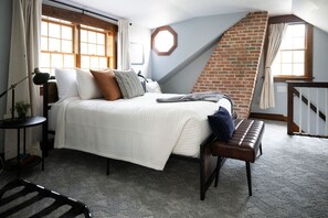 2 habitaciones, escritorio y tabla de planchar con plancha 