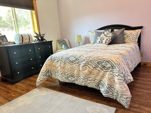 2 bedrooms, iron/ironing board, WiFi, bed sheets - Charming 2-bedroom cabin in marvelous Prineville with AC, WiFi, fitness room (Prineville)