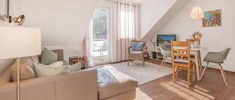 TV, DVD player, books, stereo