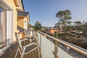 Outdoor dining - Modern vacation apartment in Trassenheide with balcony, just 150 m from the beach (Trassenheide)