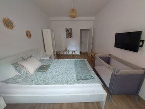 1 bedroom, travel cot, free WiFi, bed sheets