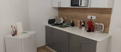 Réfrigérateur, micro-ondes, plaque de cuisson, cafetière/bouilloire