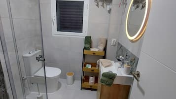 Suihku, hiustenkuivaaja, pyyhkeet, saippua