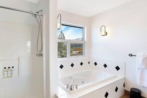Shower, hair dryer, towels, soap - The Family Getaway: Relaxation with Pool & Hot Tub (Invermere)