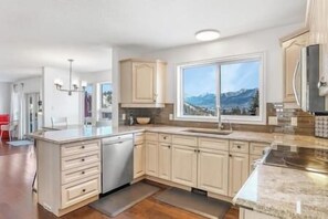 Fridge, microwave, oven, stovetop - The Family Getaway: Relaxation with Pool & Hot Tub (Invermere)
