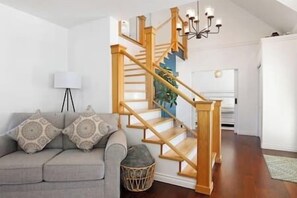 TV - The Family Getaway: Relaxation with Pool & Hot Tub (Invermere)