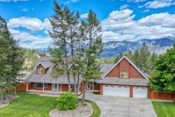 Exterior - The Family Getaway: Relaxation with Pool & Hot Tub (Invermere)