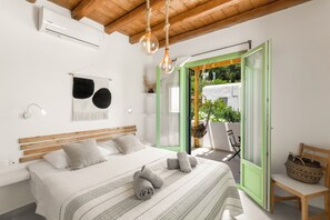 6 bedrooms, iron/ironing board, WiFi, bed sheets