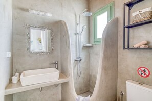 Douche, sèche-cheveux, serviettes fournies, savon
