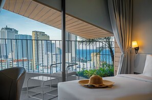 Habitación ejecutiva con 1 cama matrimonial o 2 individuales, balcón, vista a la playa | Área de sala de estar | Televisión y impresora