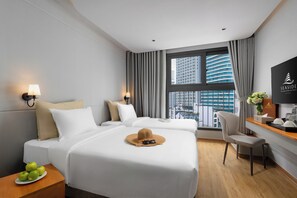 Habitación Deluxe con 1 cama matrimonial o 2 individuales, vista a la ciudad | Área de sala de estar | Televisión y impresora