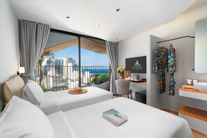 Quarto casal ou duplo premier, sacada, vista para a praia | Área de estar | TV, impressoras
