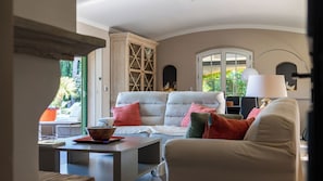 Fernseher, Tischtennisplatte, Bücher