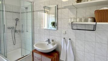 Secador de cabelo, toalhas de banho, sabonete, papel higiênico