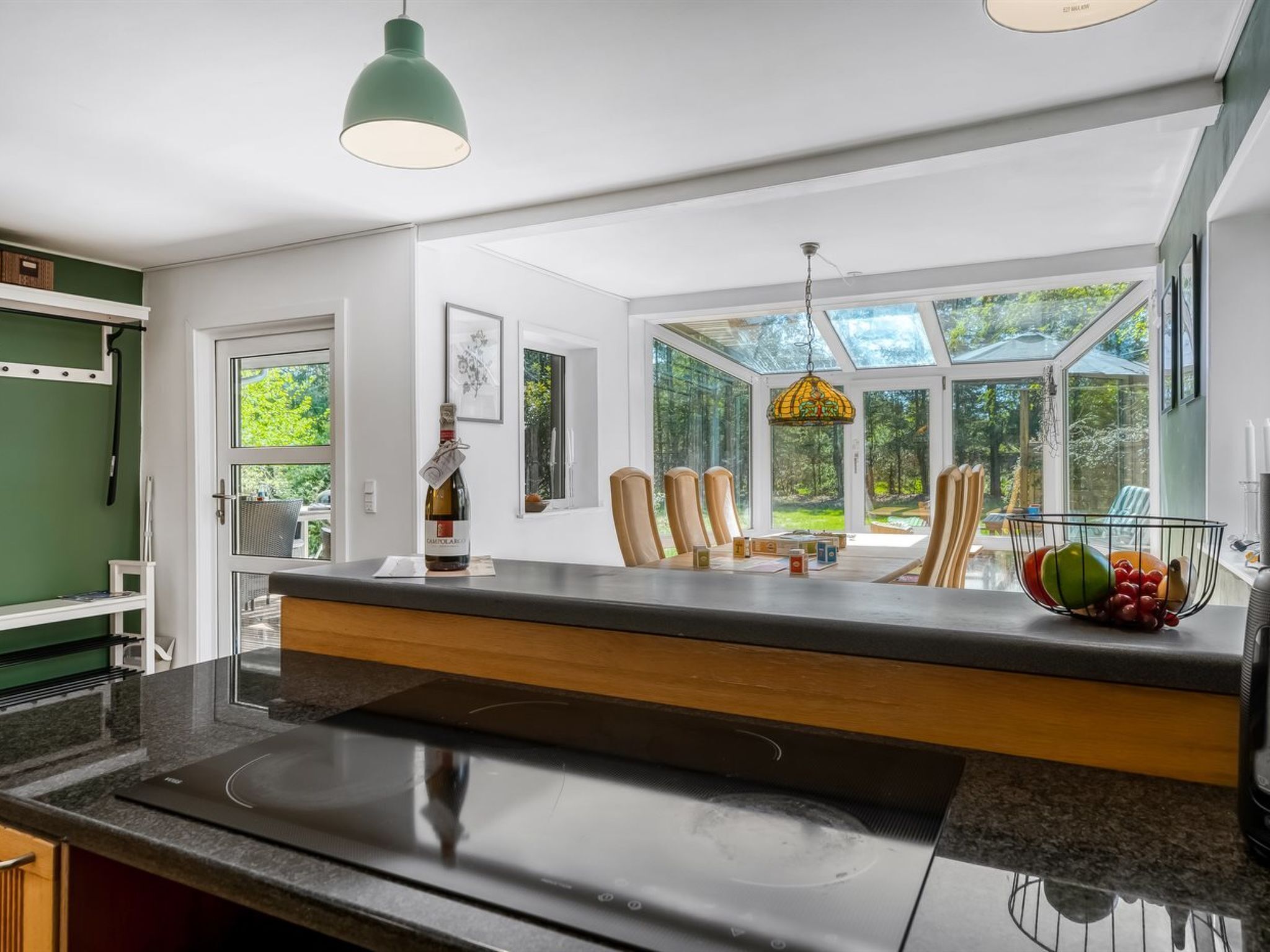 Kylskåp, mikrovågsugn, diskmaskin och grytor/köksredskap