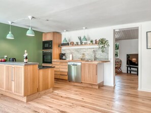 Geladeira, micro-ondas, lava-louças