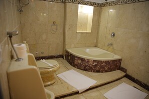 Quadruple Room | Peti besi dalam bilik, meja, langsir/tirai gelap terus, kalis bunyi 