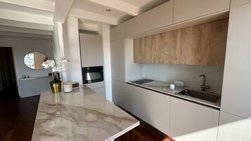 Een koelkast, een microgolfoven, een oven, een kookplaat