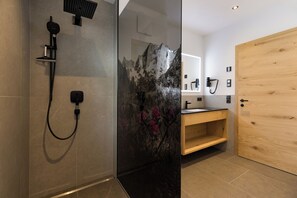 Dusche, Haartrockner, Handtücher, Toilettenpapier