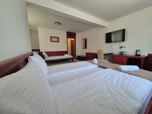 Kamar Quadruple Comfort, pemandangan gunung | Meja kerja, ruang kerja ramah laptop, dan Wi-Fi gratis