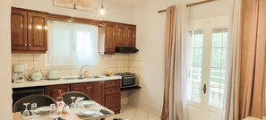Refrigerador, horno, placa de cocina, cafetera/tetera