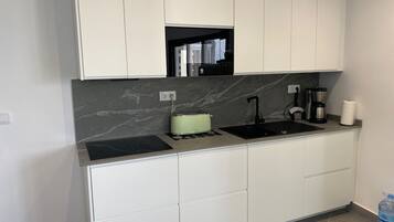 ثلاجة، ميكروويف، فرن، موقد طهي مسطح