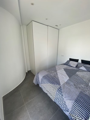2 bedrooms, iron/ironing board, travel crib, WiFi - Completely renovated flat 50 m from the beach in the centre of Calpe (Calpe)